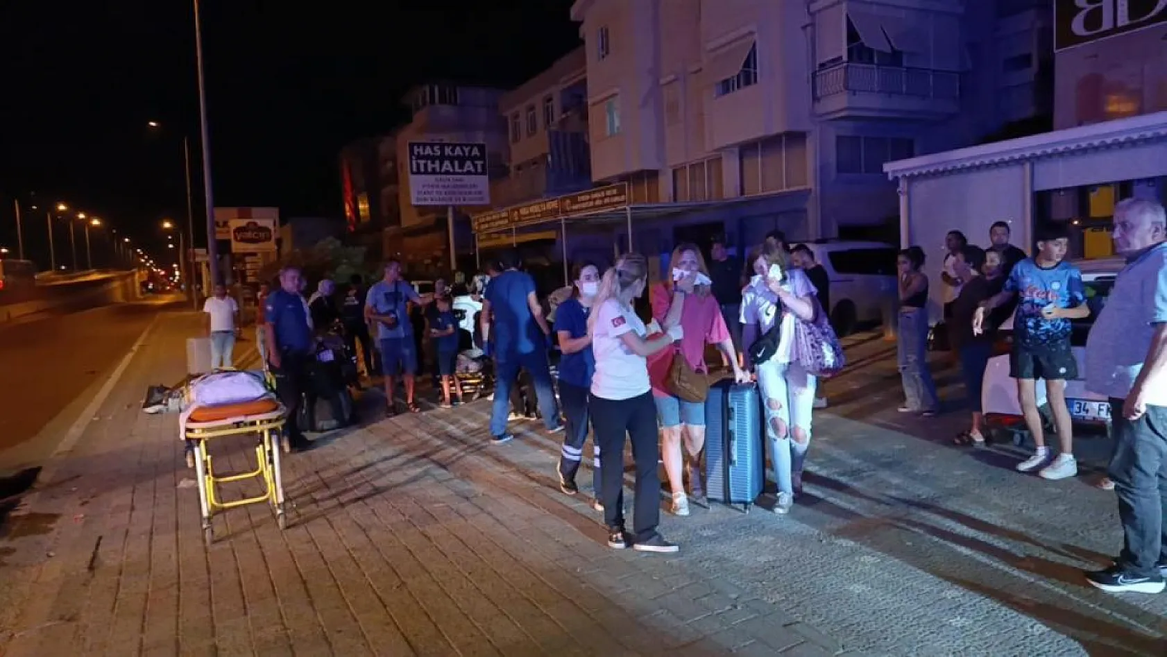 Turistleri taşıyan midibüs kaza yaptı, çok sayıda yaralı var