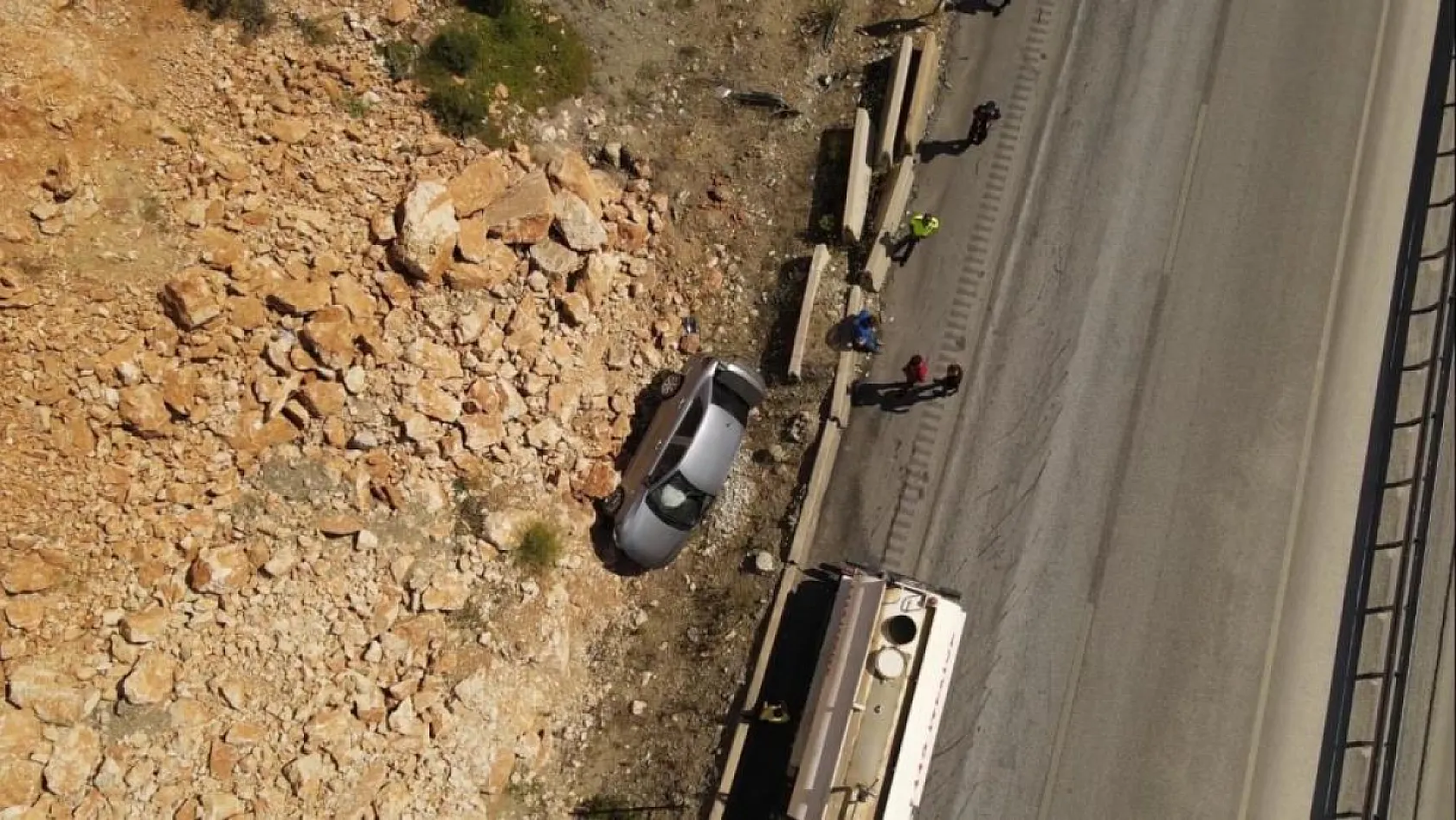 Burdur-Antalya yolunda kaza: Kontrolden çıkan otomobil bariyeri aşıp kayalıklara çarptı