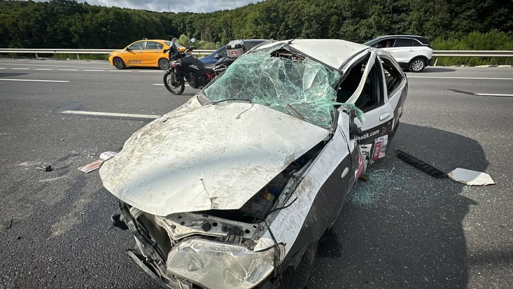 Havalimanı Yolunda Korkunç Kaza: 20 Yaşındaki Genç Camdan Fırlayarak Hayatını Kaybetti