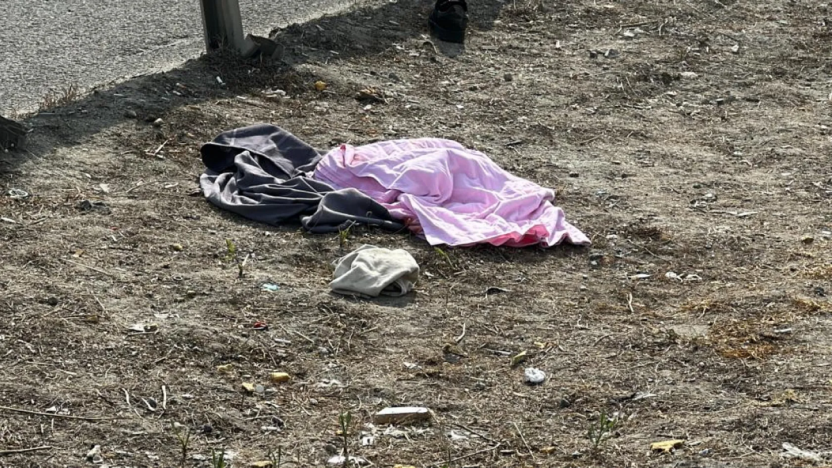 Havalimanı Yolunda Korkunç Kaza: 20 Yaşındaki Genç Camdan Fırlayarak Hayatını Kaybetti