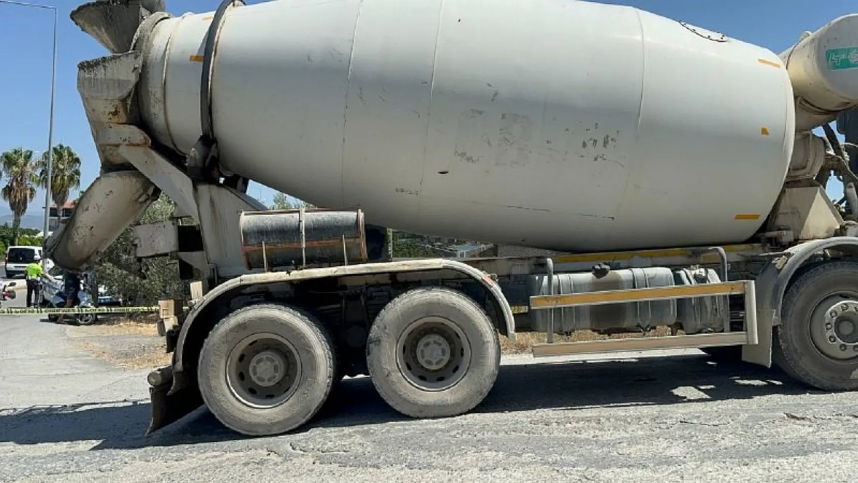 Beton mikserinin altında kalan motosiklet sürücüsü hayatını kaybetti