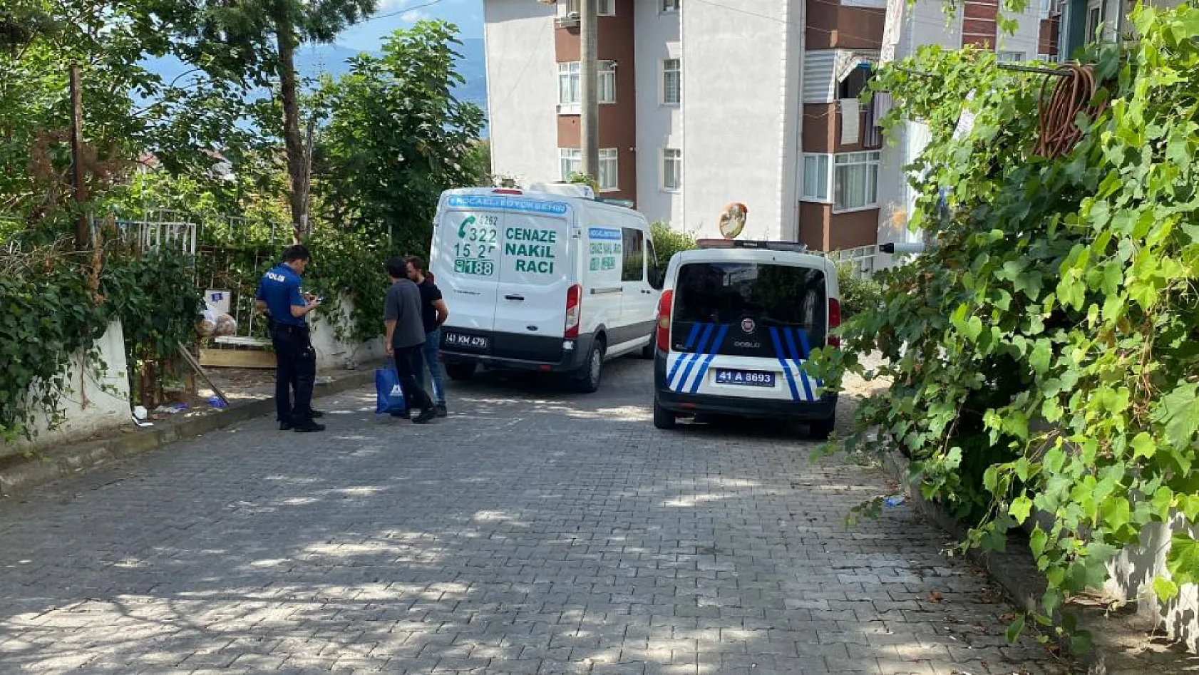 Gizemli Koku Mahalle Sakinlerini Korkuttu: Evden Ceset Çıktı!