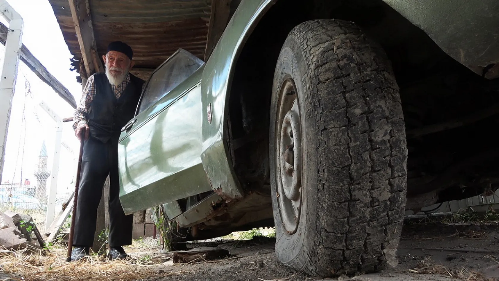 98'lik delikanlı 48 yaşındaki otomobilini 15 yıldır garajında saklıyor