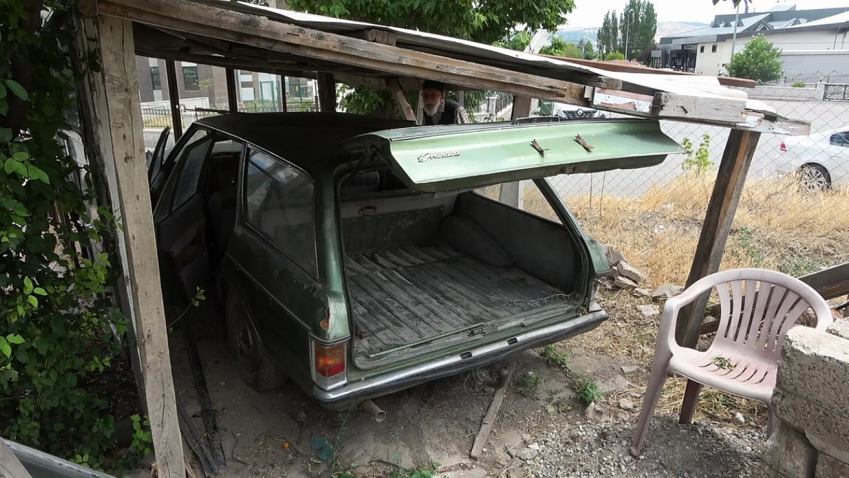 98'lik delikanlı 48 yaşındaki otomobilini 15 yıldır garajında saklıyor