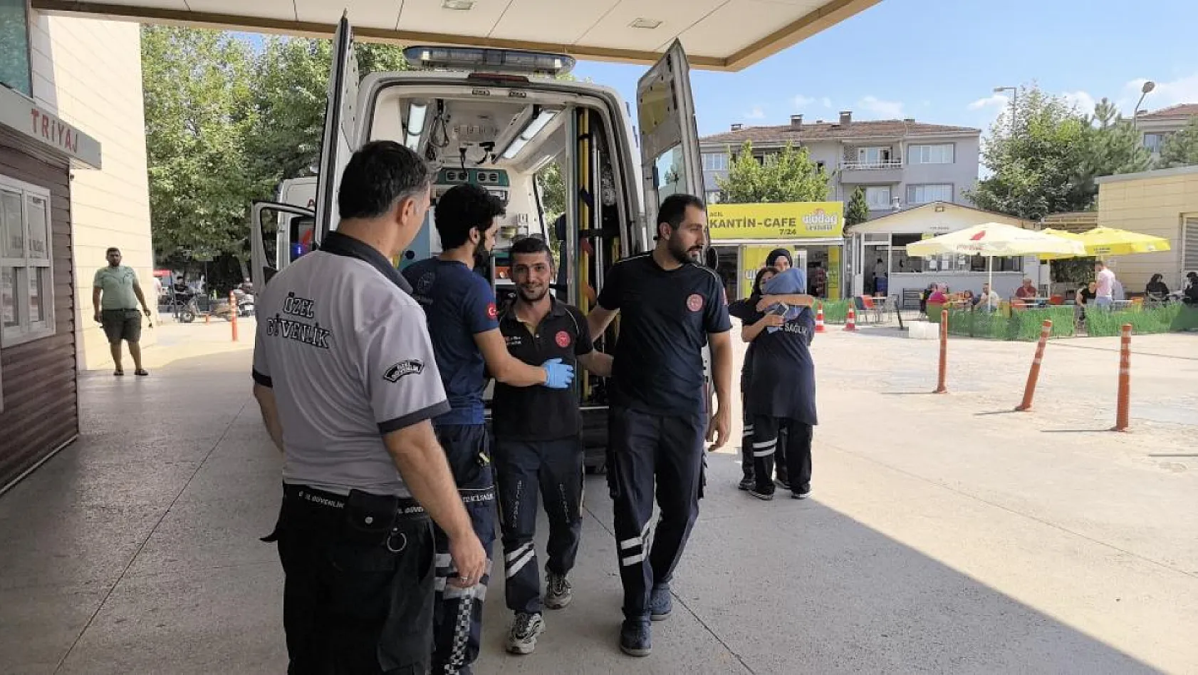 Katliam gibi kaza: 2 ambulans kamyonet ile çarpıştı, 7 kişi yaralandı
