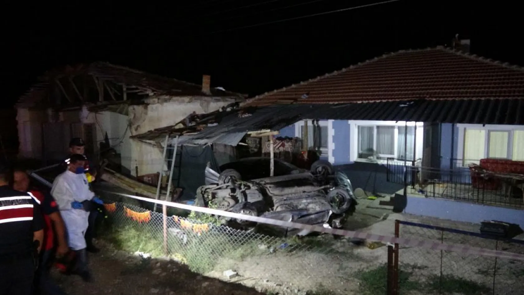 Fethiye Dönüşü Feci Kaza Araç Takla Atıp Evin Bahçesine Uçtu, 1 Ölü