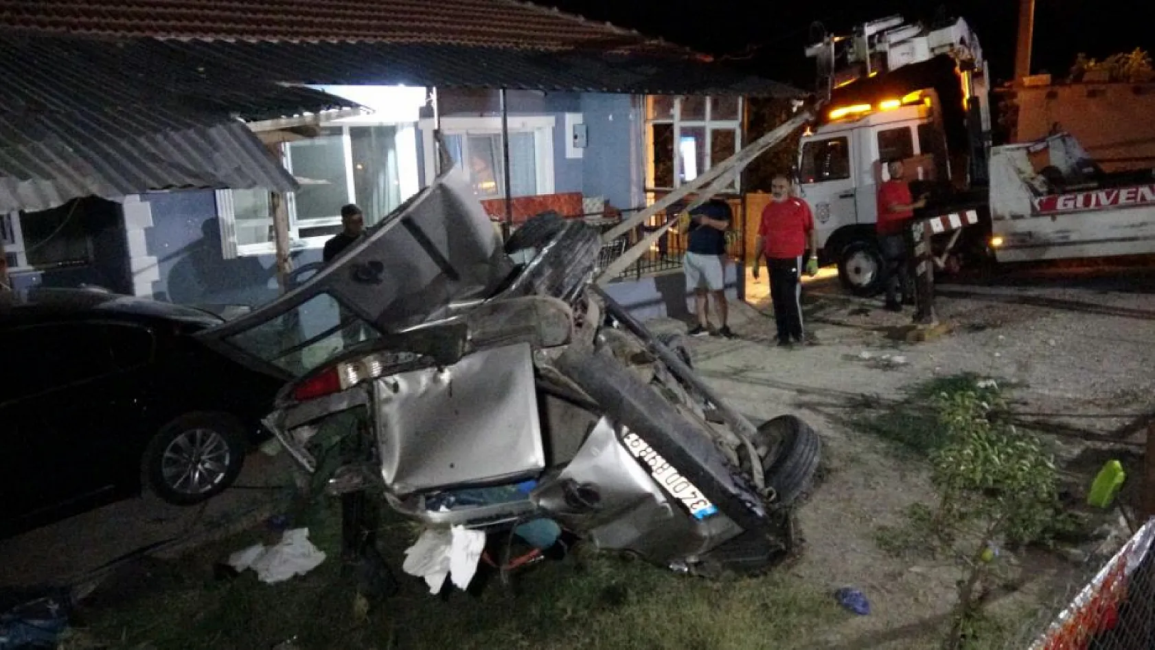 Fethiye Dönüşü Feci Kaza Araç Takla Atıp Evin Bahçesine Uçtu, 1 Ölü