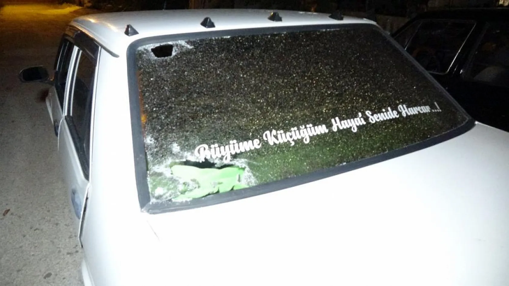 Otomobile sıkılan kurşunlar balkonda oturan yaşlı çifte isabet etti: 2 yaralı