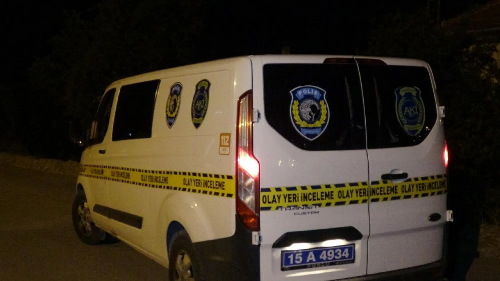 Otomobile sıkılan kurşunlar balkonda oturan yaşlı çifte isabet etti: 2 yaralı