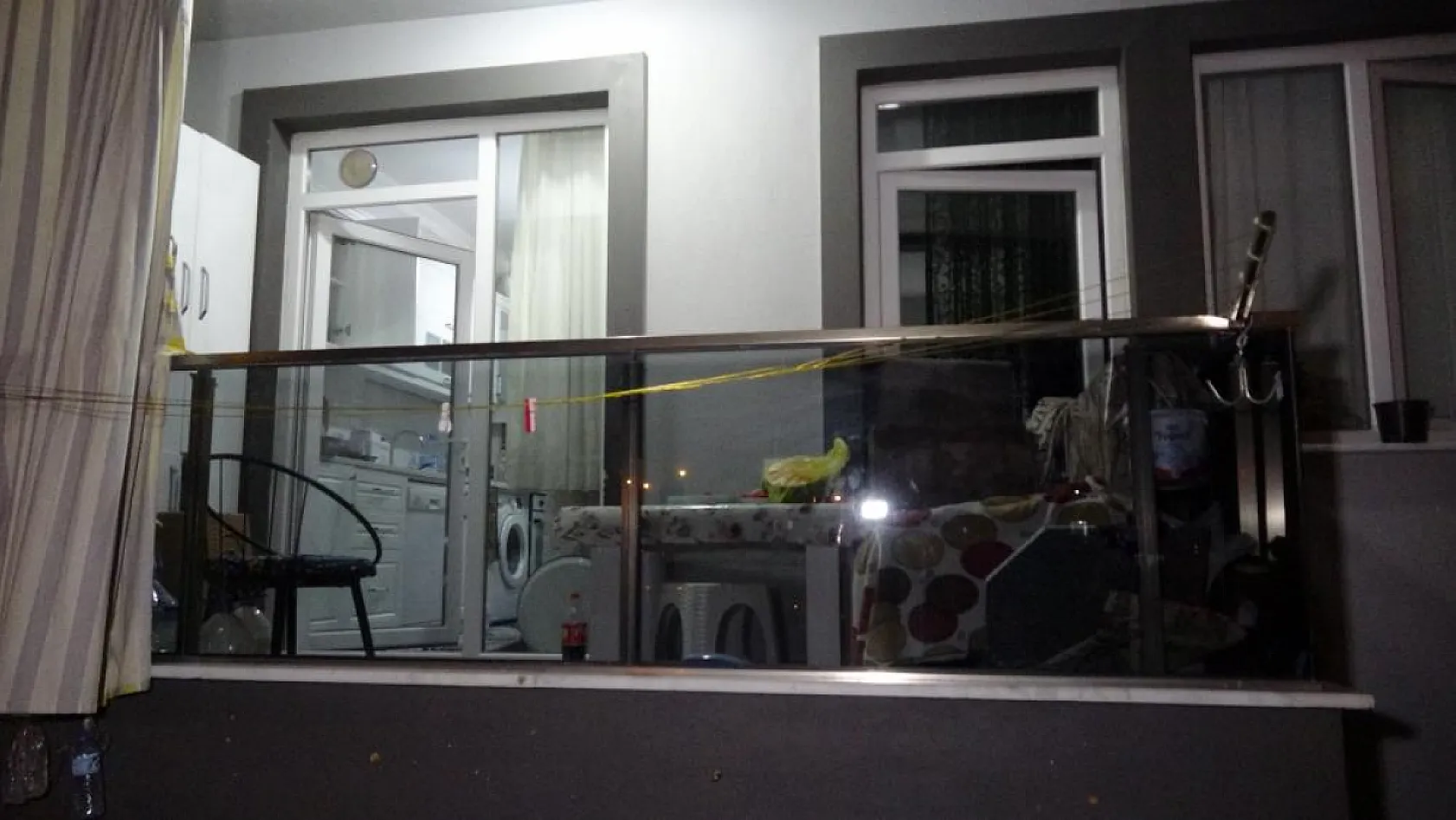 Otomobile sıkılan kurşunlar balkonda oturan yaşlı çifte isabet etti: 2 yaralı