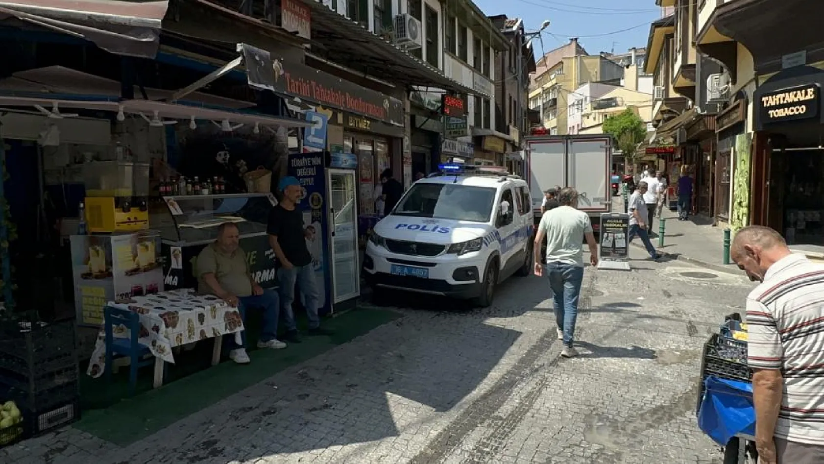 Seyyar satıcıların kavgasında silahlar konuştu, 2 numara büyük giydiği ayakkabı hayatını kurtardı