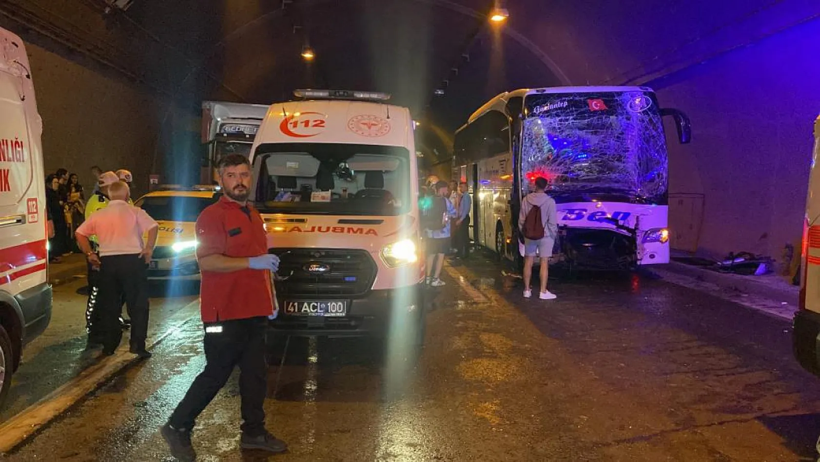 Tır, otomobil ve 2 otobüsün karıştığı kazada ortalık savaş alanına döndü: 15 yaralı
