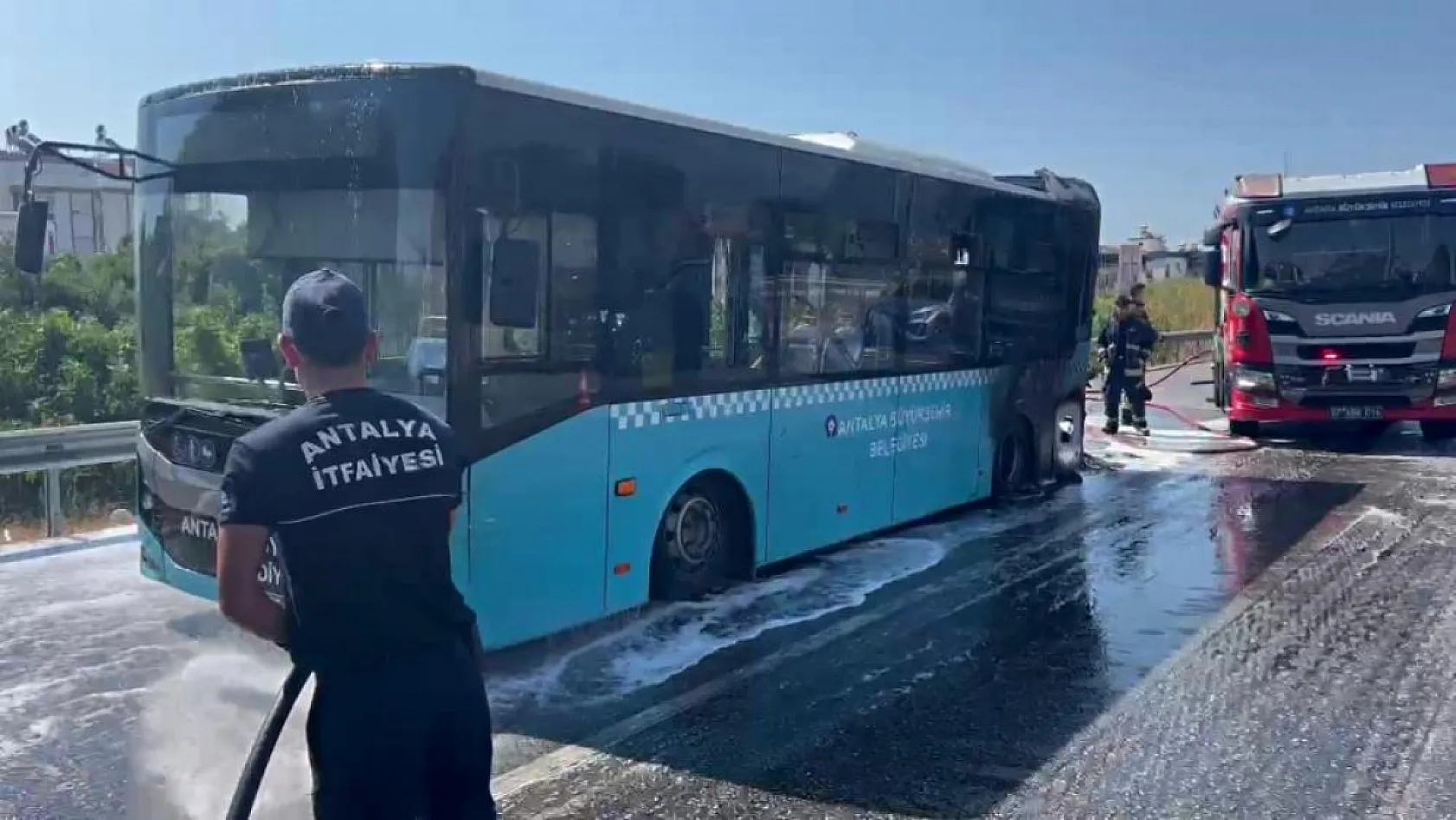 Halk otobüsü alev alev yandı! Panik dolu anlar..