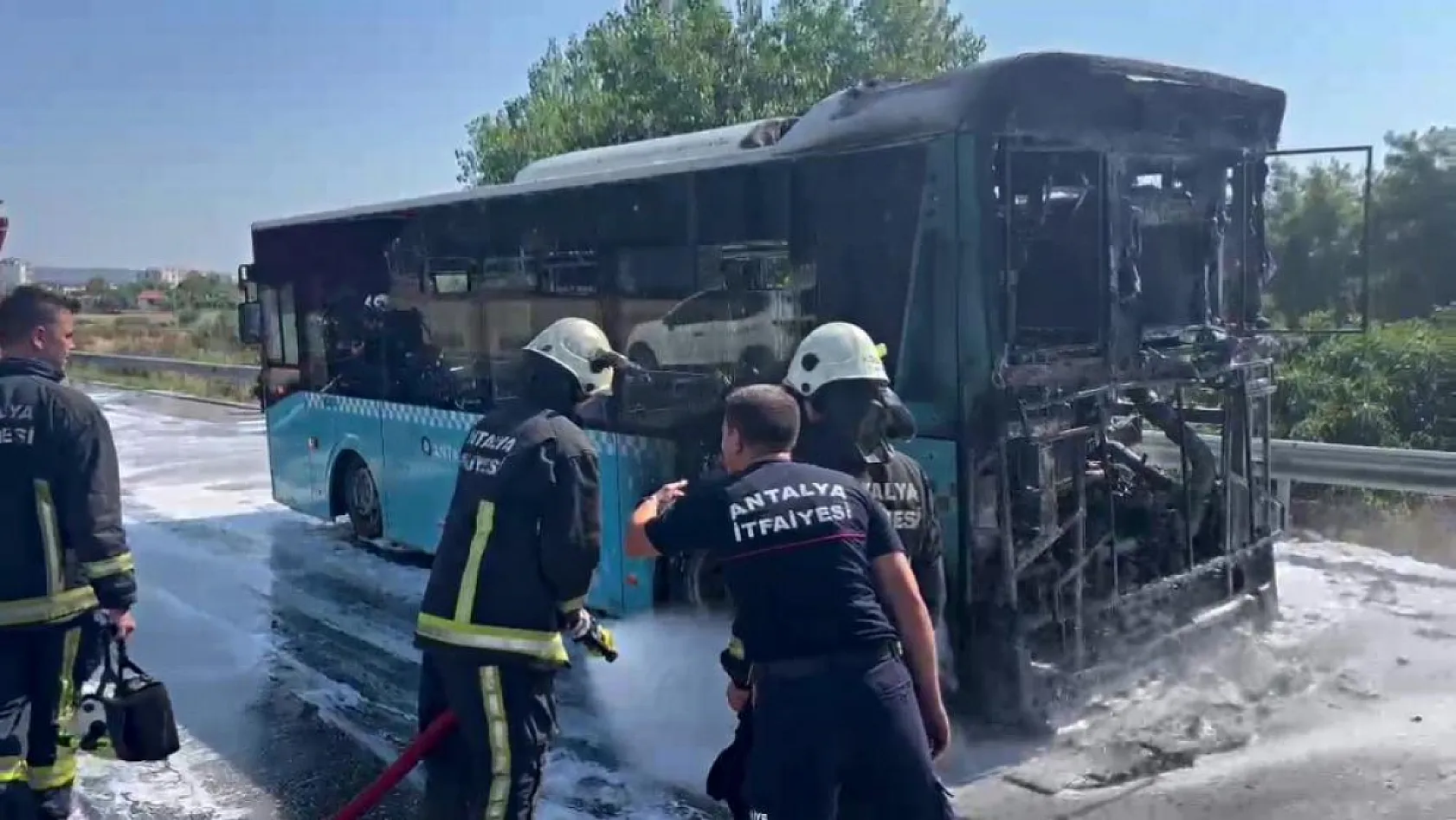 Halk otobüsü alev alev yandı! Panik dolu anlar..