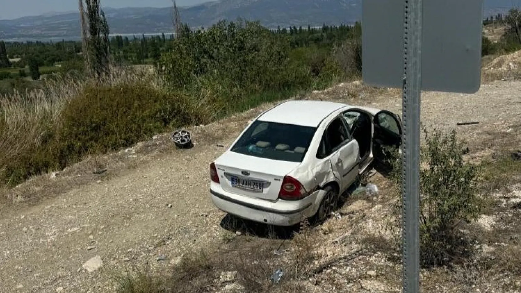 Burdur - Fethiye yolunda kontrolden çıktı, şarampole uçtu! Yaralılar var