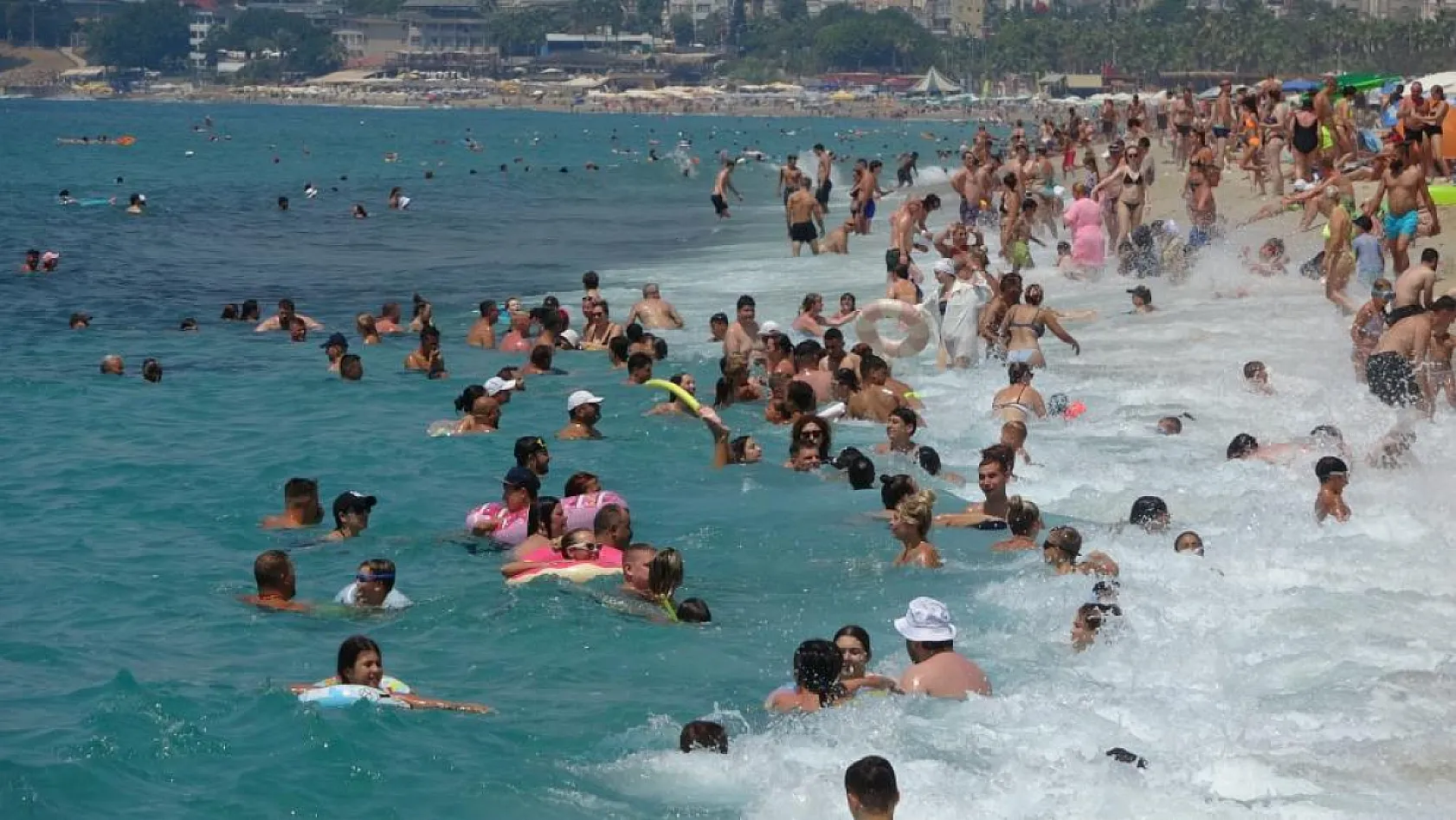 Alanya'da plajlar tıklım tıklım