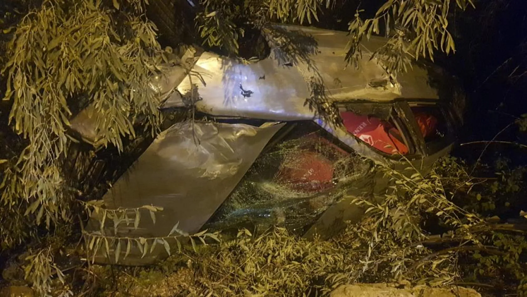 Burdur-Fethiye Yolunda Şarampole Devrilen Araçta 2'si Çocuk 4 Kişi Yaralandı