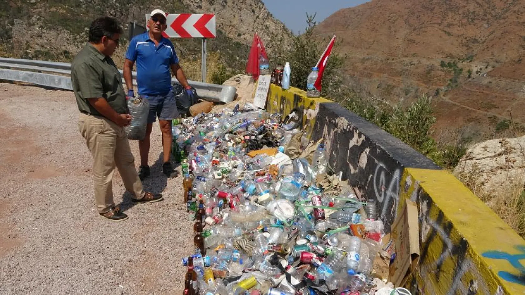 44 yıldır gönüllü olarak çevreyi temizliyor