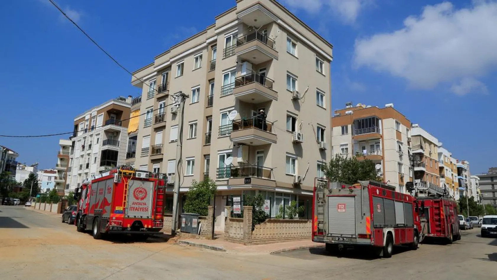 Elektrik tesisatından gelen sesle binayı boşalttı, kısa süre sonra binayı dumanlar kapladı