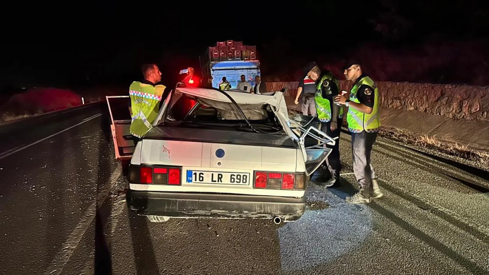 Kamyona çarpan Tofaş otomobilin çatısı uçtu: 3 ağır yaralı