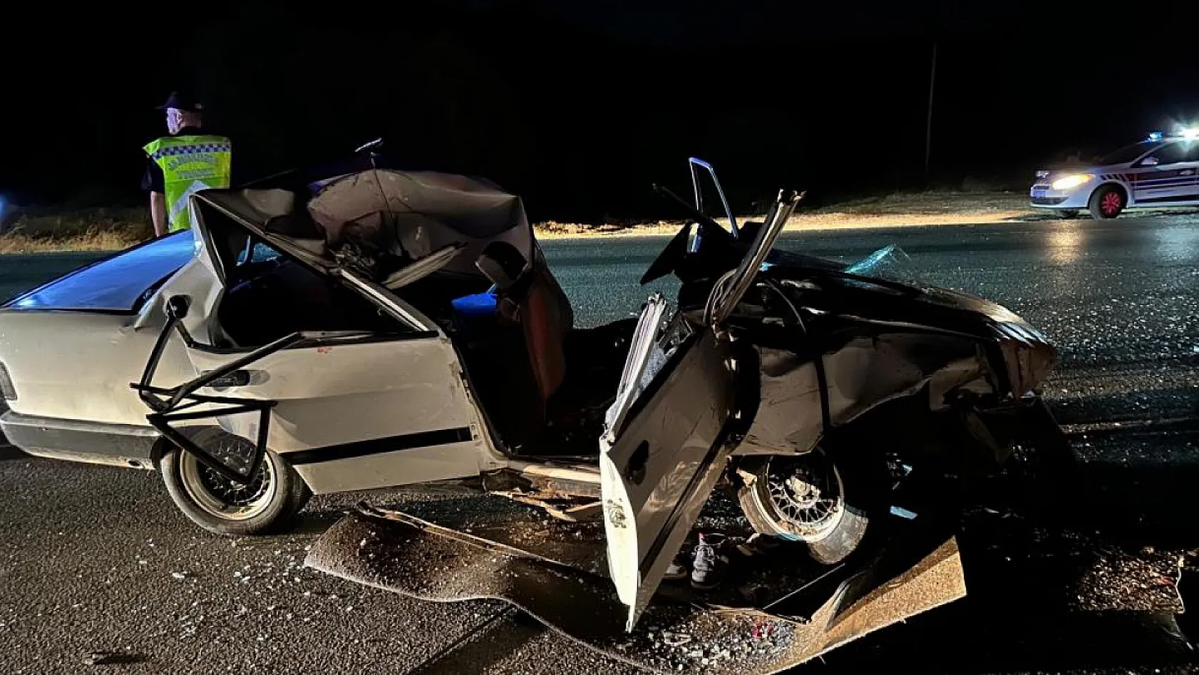Kamyona çarpan Tofaş otomobilin çatısı uçtu: 3 ağır yaralı