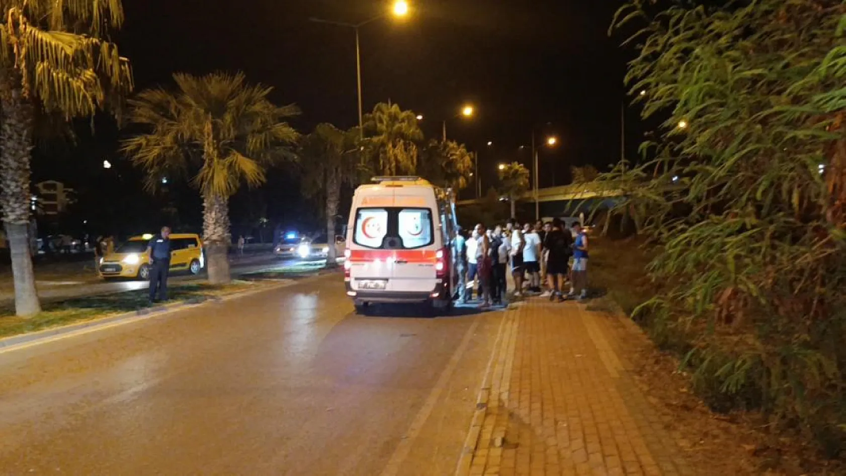 Uygulamadan kaçıp ters yola girdi, sivil polise ve yayaya çarptı:3 yaralı