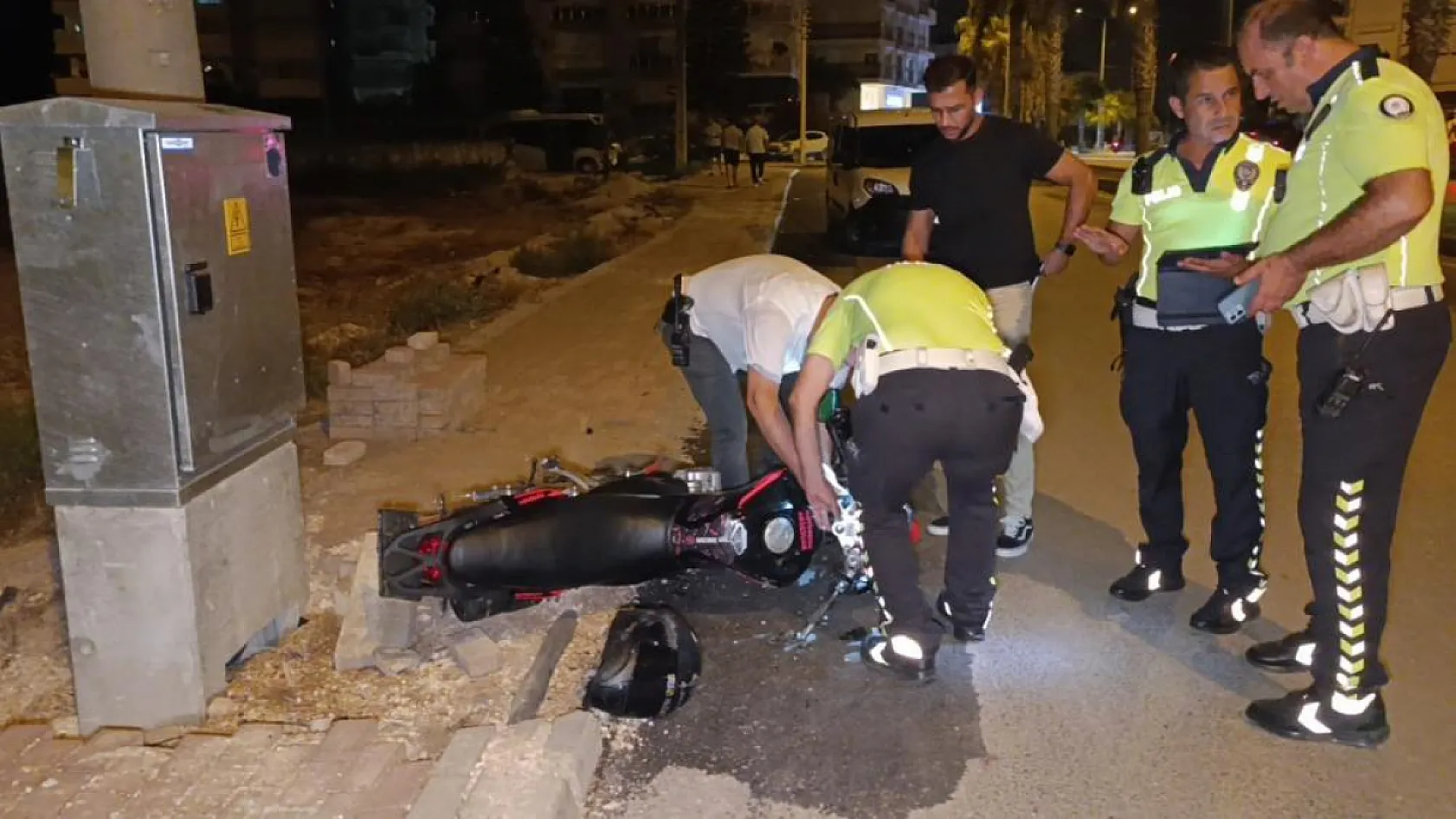 Uygulamadan kaçıp ters yola girdi, sivil polise ve yayaya çarptı:3 yaralı