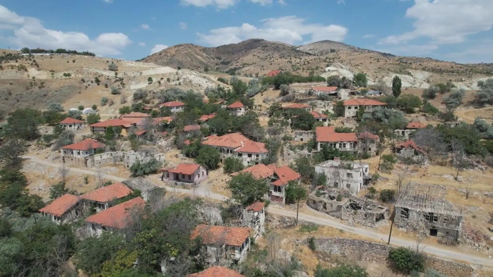 Video çekmek için gittikleri 'cinli köy'de ceset buldular