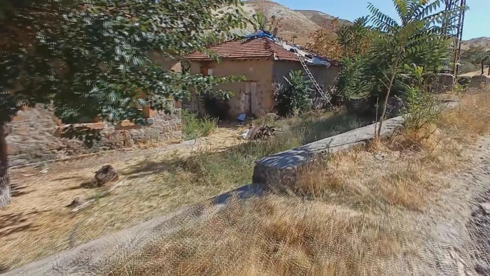 Video çekmek için gittikleri 'cinli köy'de ceset buldular