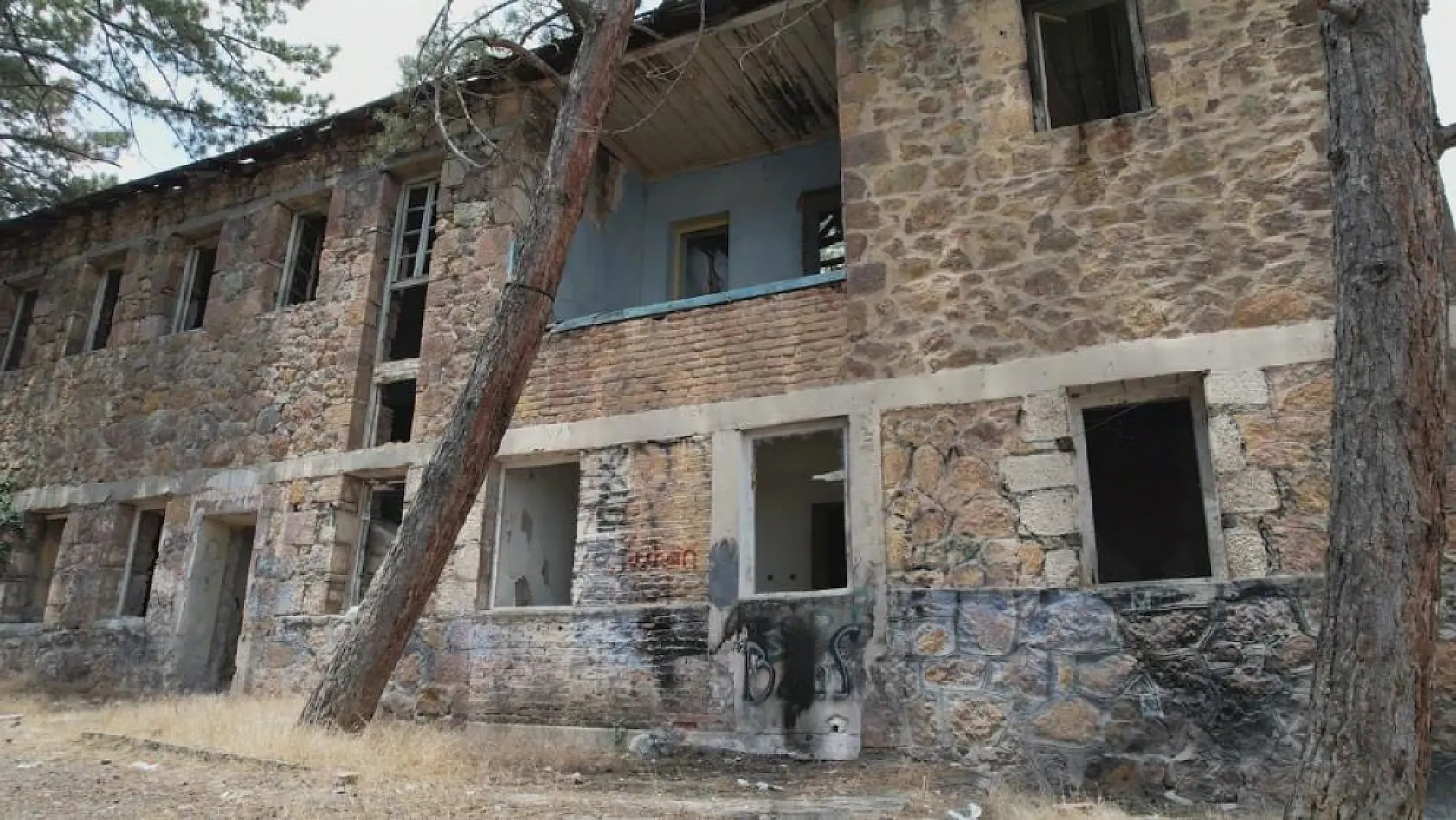 Video çekmek için gittikleri 'cinli köy'de ceset buldular