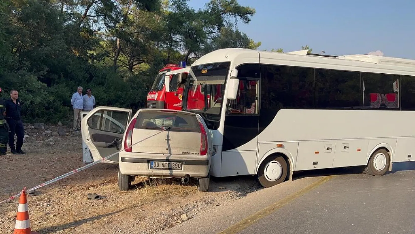 Bodrum'da otomobil ile minibüs kafa kafaya çarpıştı: 1 ölü, 1 yaralı