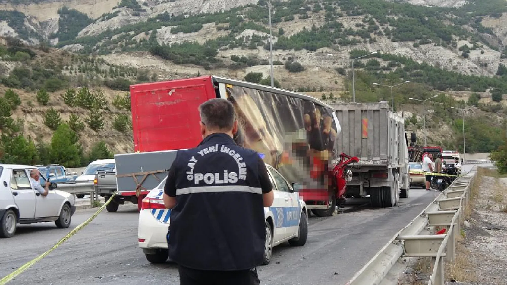 Burdur-Antalya karayolu'nda kamyona arkadan çarpan kamyonetteki yolcu hayatını kaybetti
