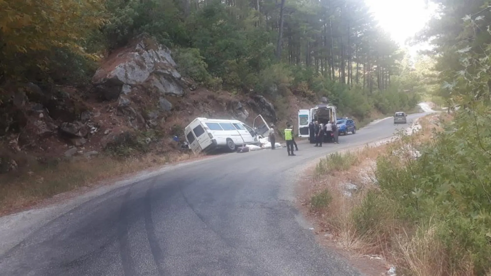 Freni boşalan minibüs kayaya çarpıp devrildi: 3'ü çocuk 6 yaralı
