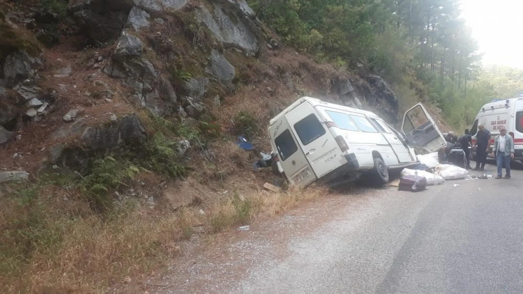Freni boşalan minibüs kayaya çarpıp devrildi: 3'ü çocuk 6 yaralı