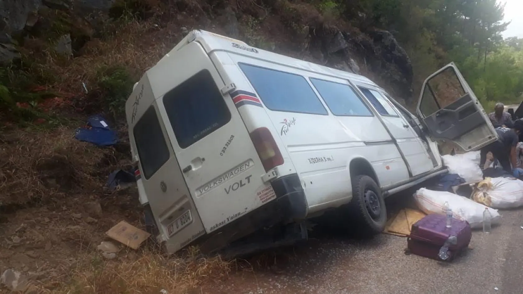 Freni boşalan minibüs kayaya çarpıp devrildi: 3'ü çocuk 6 yaralı