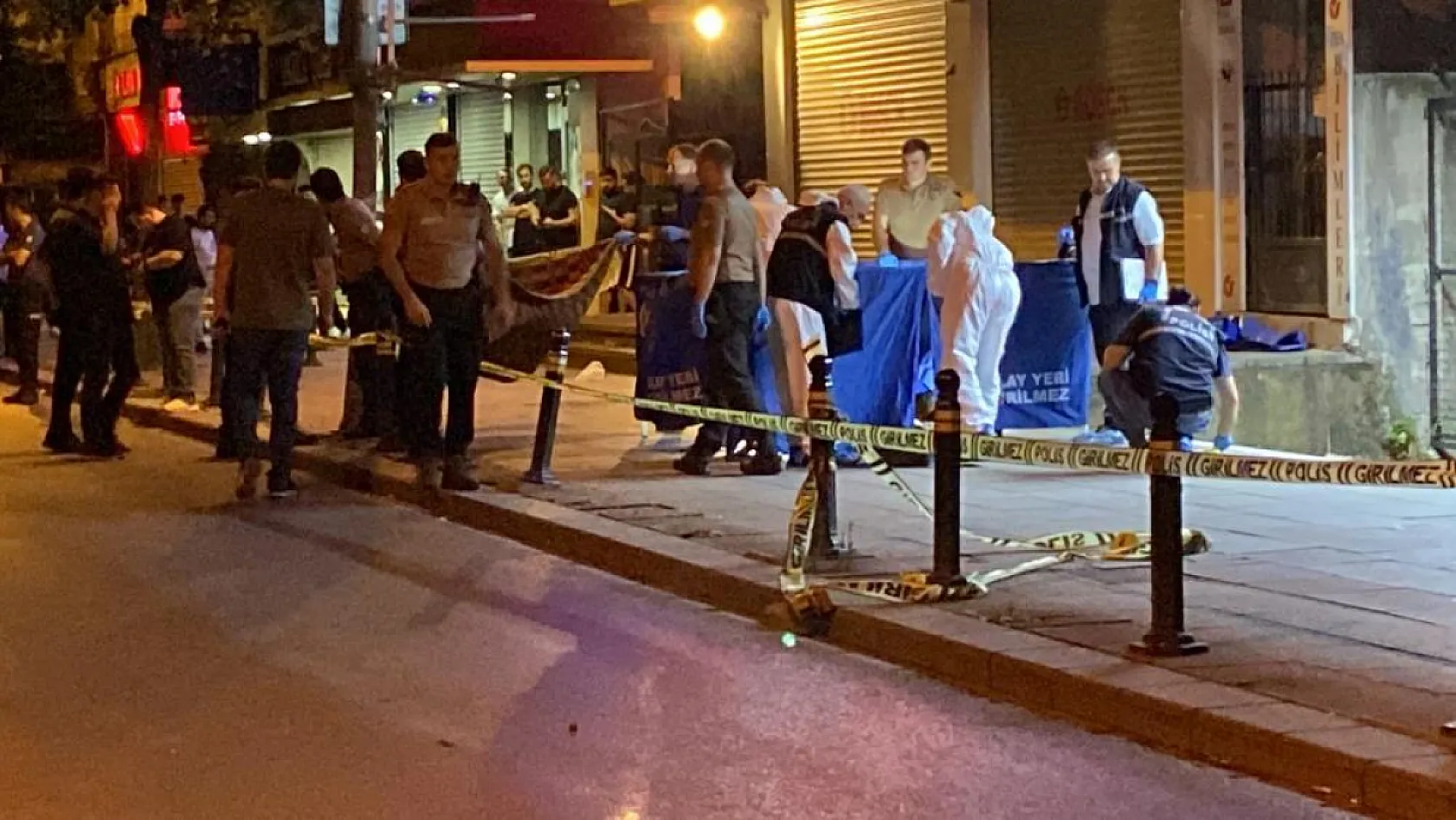 Caddede yürüyen 3 kişiye silahlı saldırı: 1 ölü, 1 yaralı
