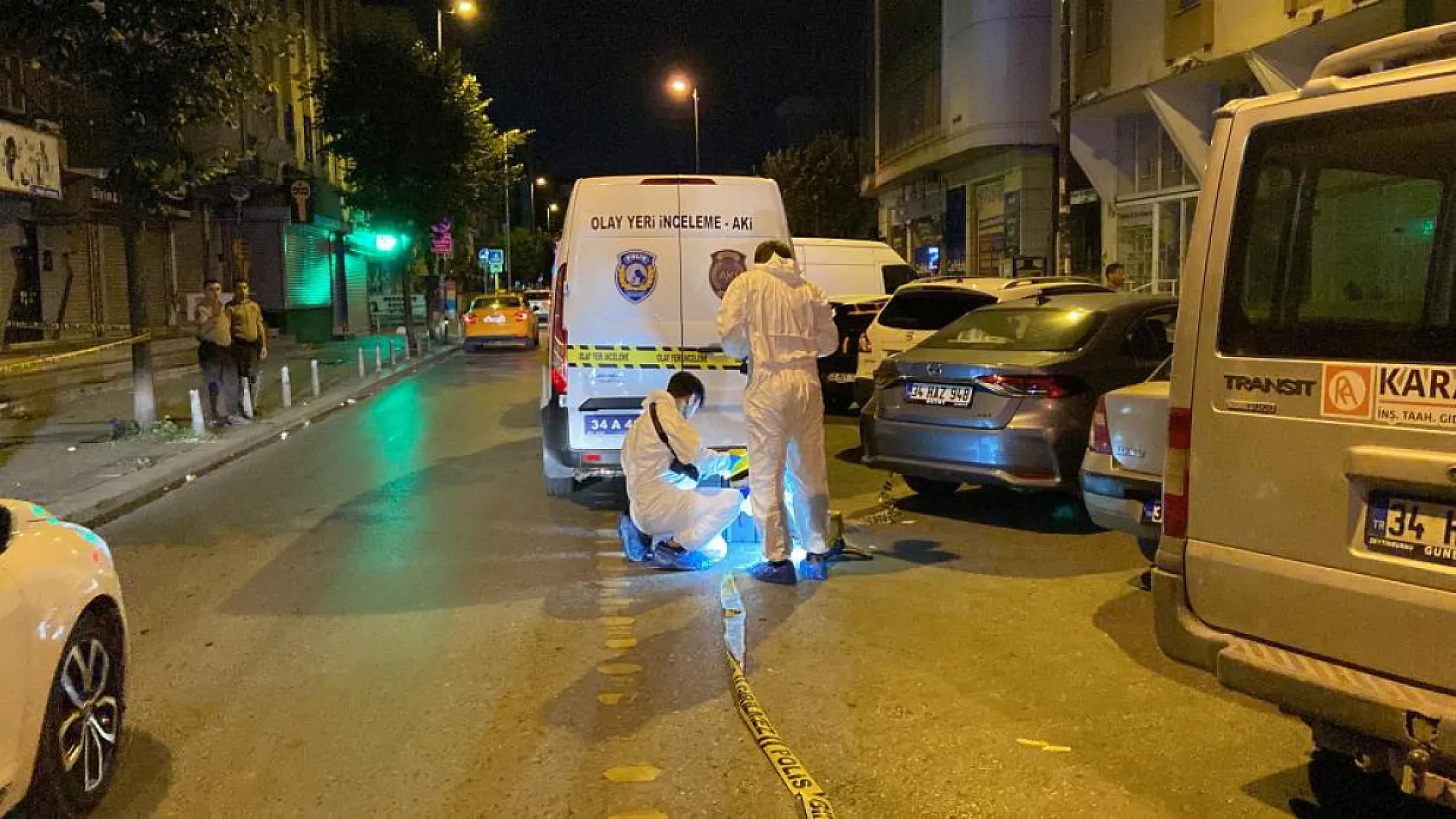 Caddede yürüyen 3 kişiye silahlı saldırı: 1 ölü, 1 yaralı