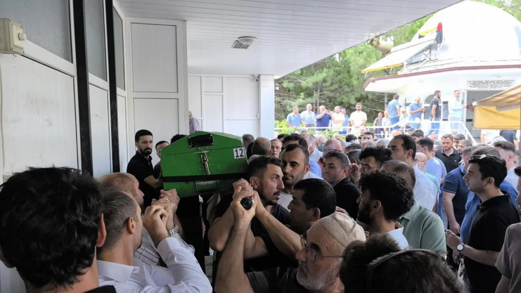 Tır kazası sonucu hayatını kaybeden 3 kişinin cenazesi toprağa verildi