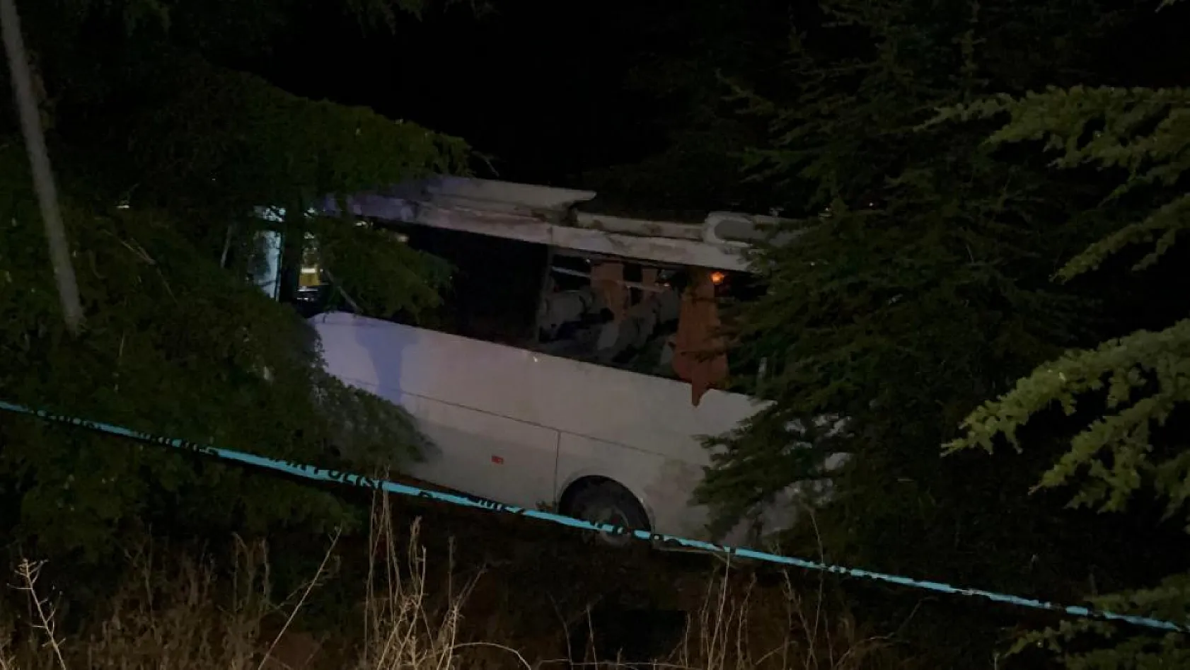 Polis memurlarını taşıyan midibüs şarampole uçtu: 14'ü polis 15 yaralı