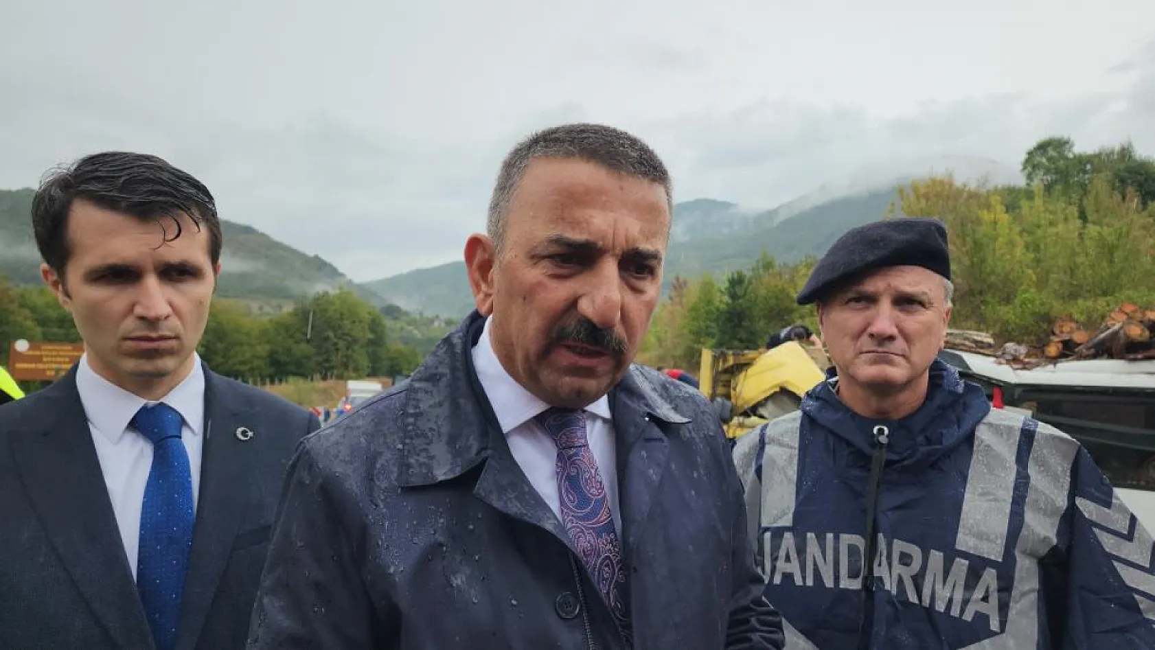 Yolcu otobüsü ile kamyon çarpıştı: 2 ölü, 23 yaralı