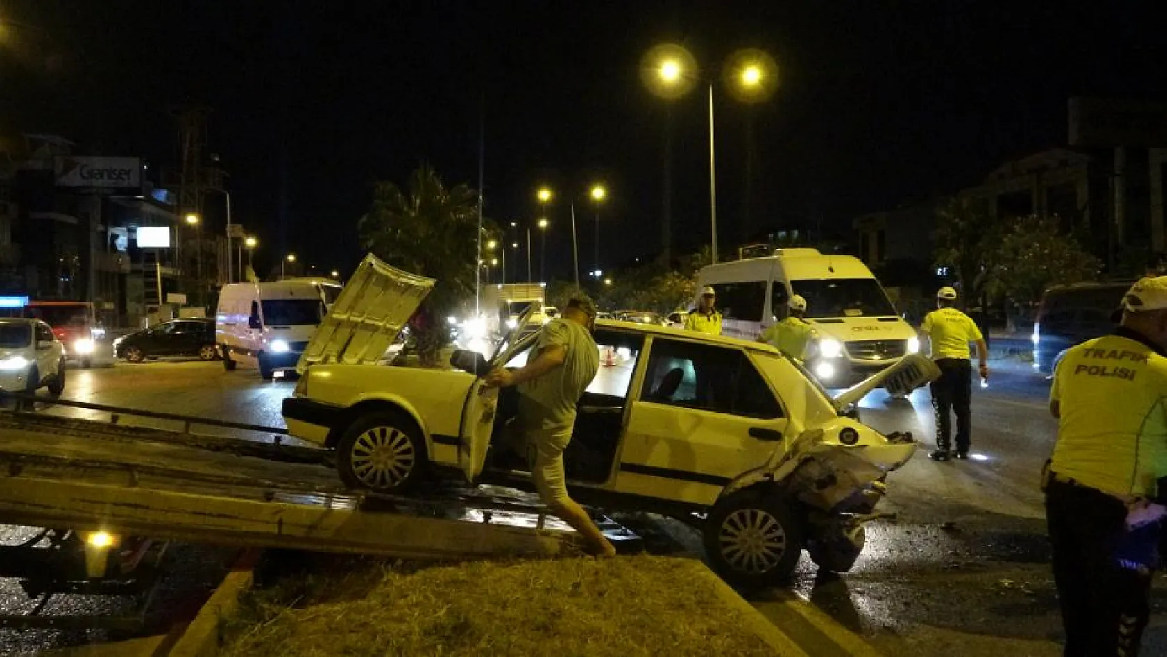 4 araç birbirine girdi, yoldaki yağı gören trafik polisi küreği eline aldı