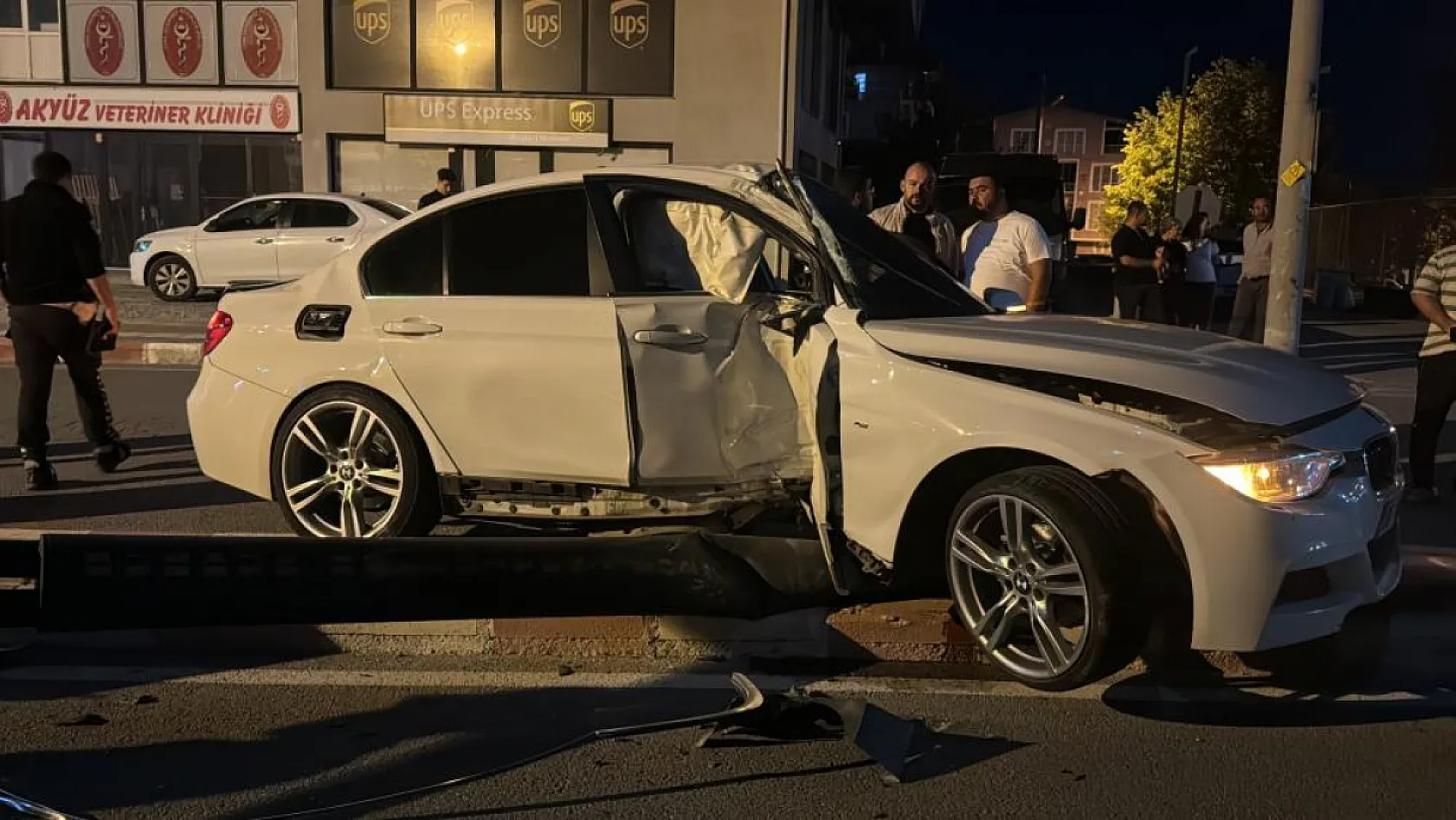 Kontrolden çıkan otomobil aydınlatma direğine çarptı, sürücü kayıplara karıştı