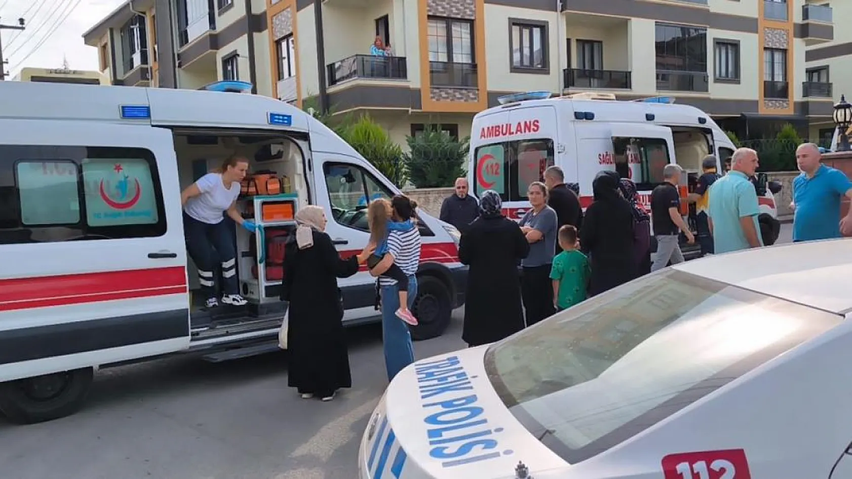 Okul servisi ile hafif ticari araç çarpıştı: 8'i öğrenci 11 yaralı