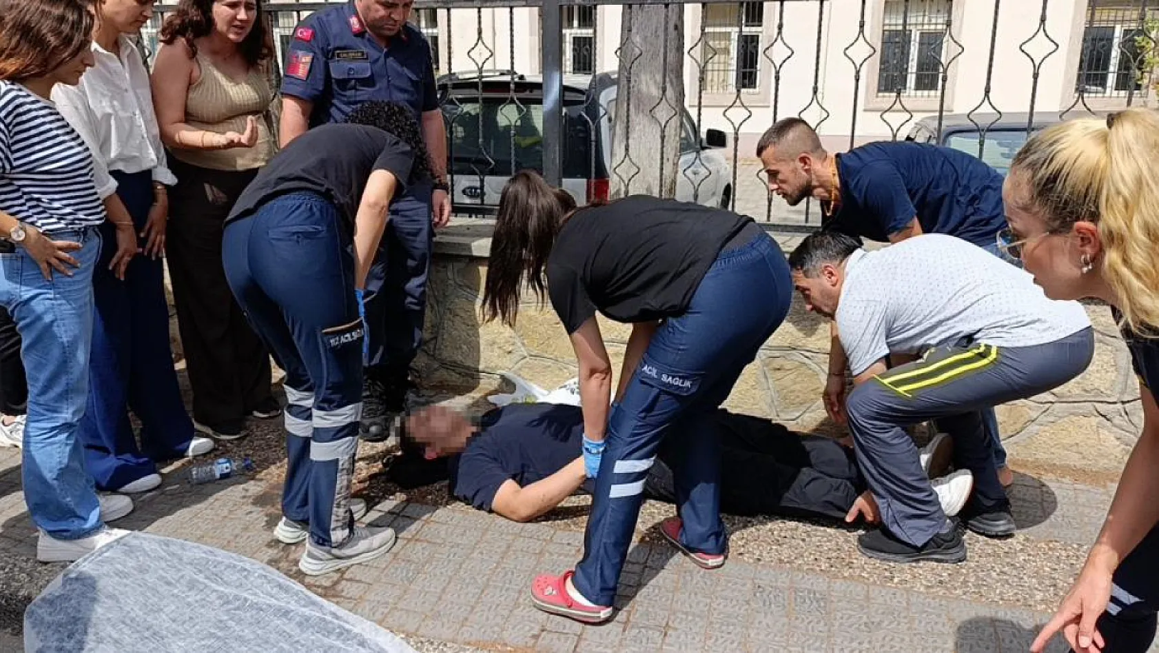 15 yaşındaki genç, arkadaşıyla yürürken bir anda yere yığılıp kaldı