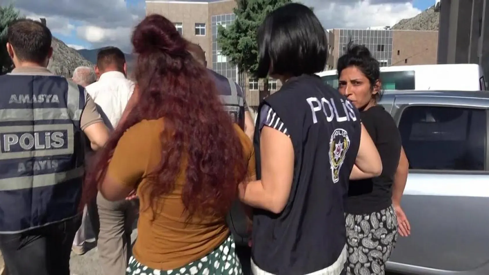 Çaldıkları paralar pamuk dolu yastıktan çıkan pişkin hırsız gazeteciye böyle cevap verdi: 'Belki seni de soyarız'