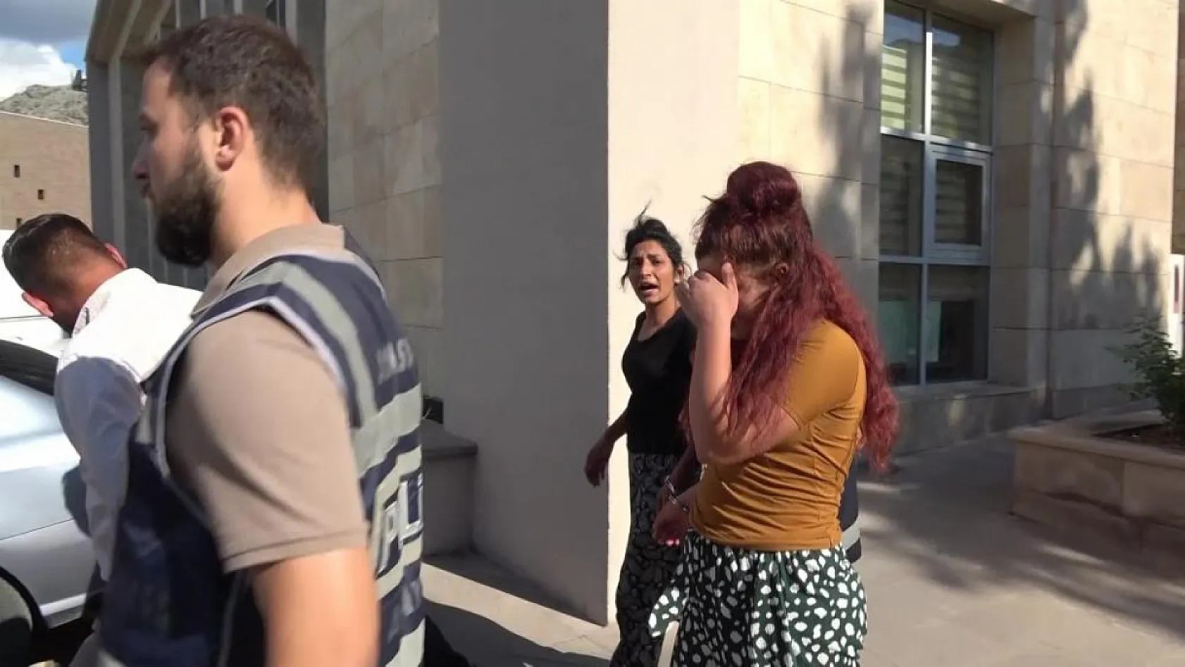 Çaldıkları paralar pamuk dolu yastıktan çıkan pişkin hırsız gazeteciye böyle cevap verdi: 'Belki seni de soyarız'
