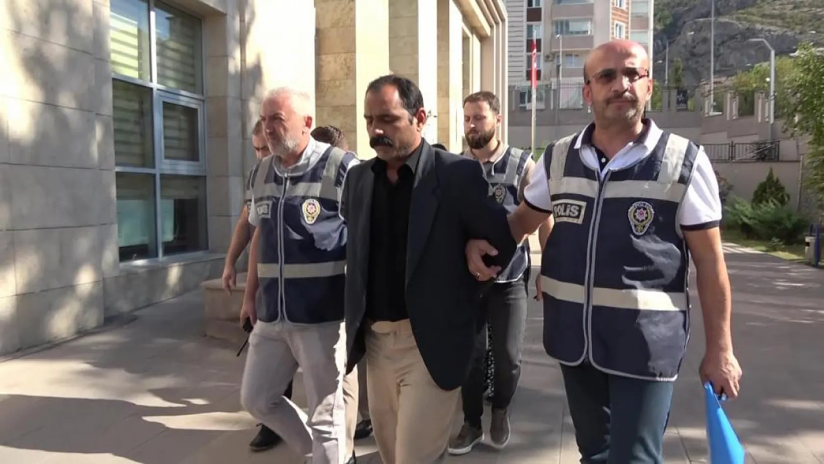 Çaldıkları paralar pamuk dolu yastıktan çıkan pişkin hırsız gazeteciye böyle cevap verdi: 'Belki seni de soyarız'