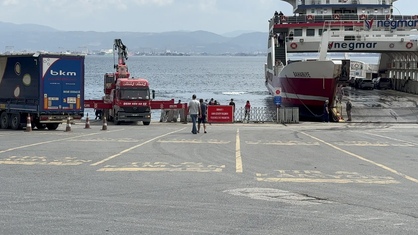 Freni boşalan tır denize düştü