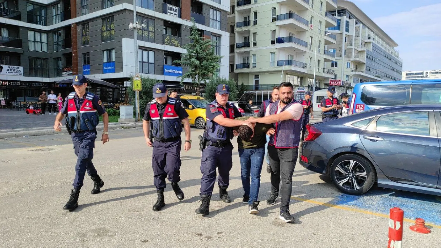 Babasını öldürüp parçalara böldü, yakıp dere yatağına attı