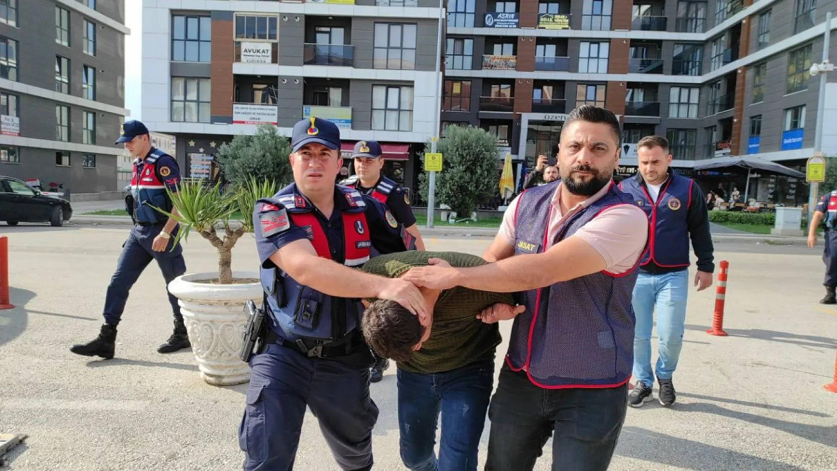 Babasını öldürüp parçalara böldü, yakıp dere yatağına attı
